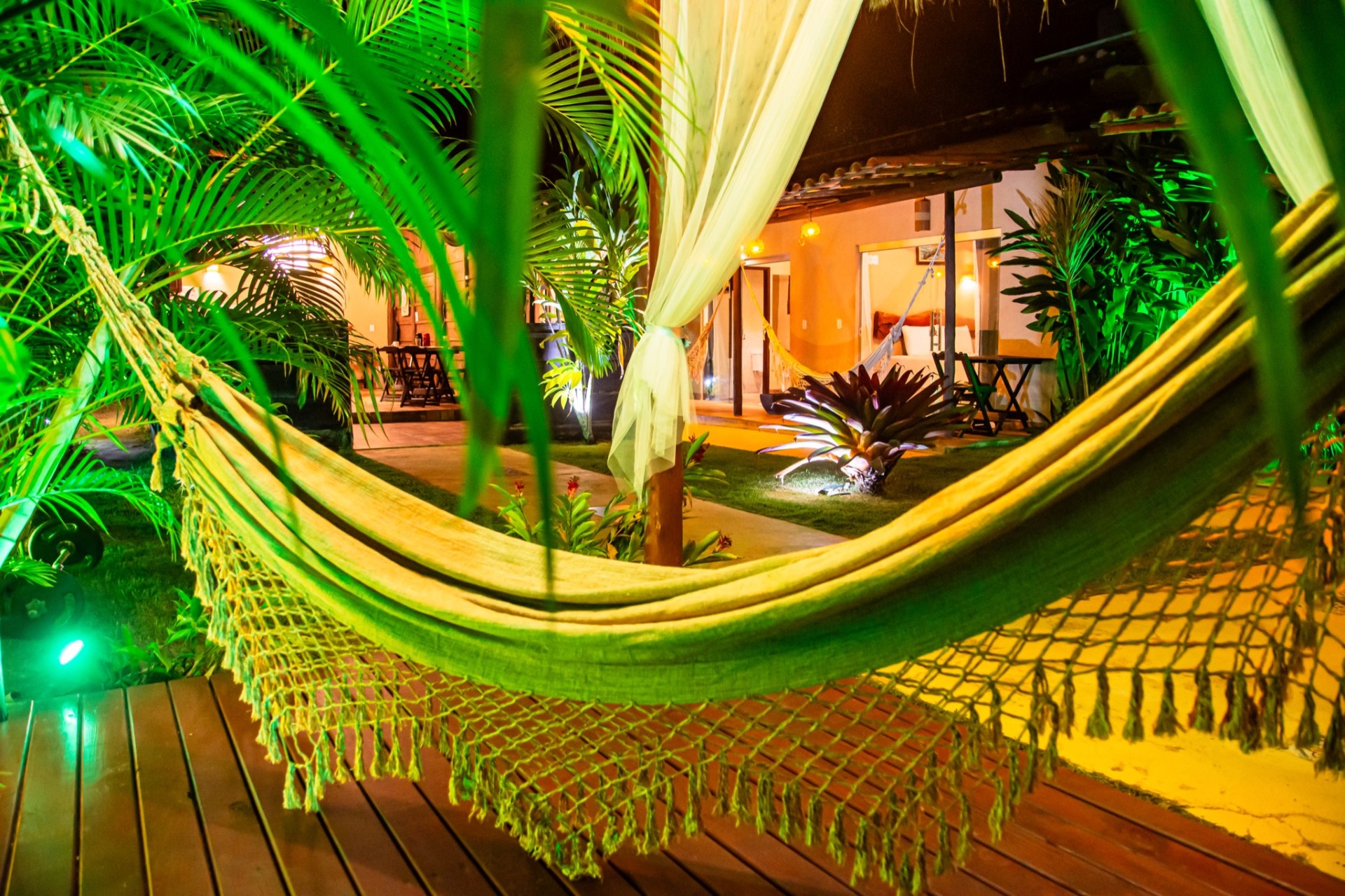 Rede iluminada à noite