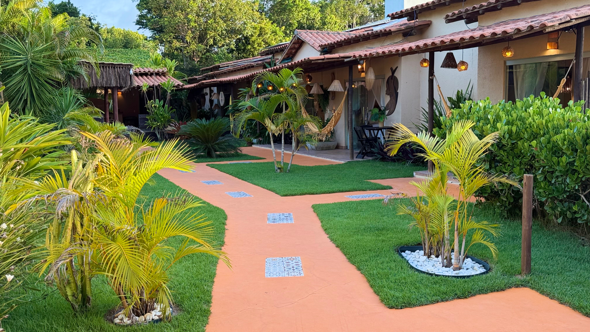 Caminho no jardim tropical