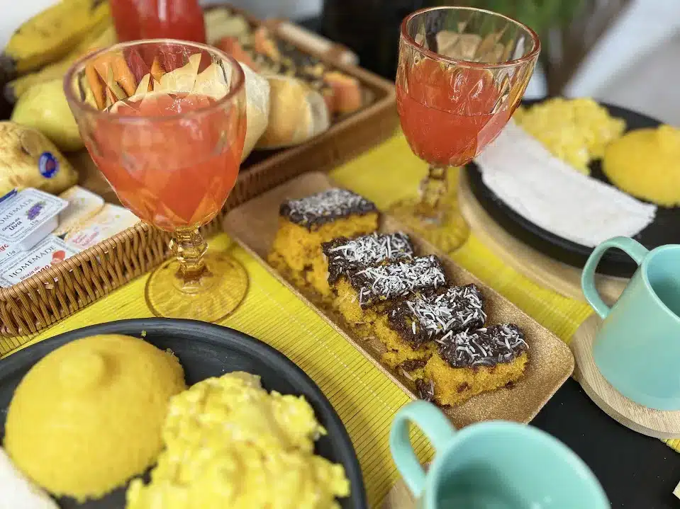 Café da manhã servido na varanda